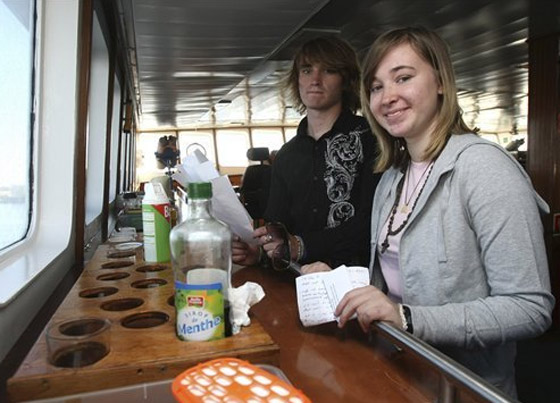 المراهقة المغامرة لا تجد في حطام قاربها حداً لحلمها!! صورة رقم 5 المراهقة المغامرة لا تجد في حطام قاربها حداً لحلمها!! صورة رقم 5