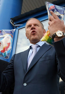 مطاردة بوليسية تلقي بآلاف الدولارات في مهب الريح! صورة رقم 1