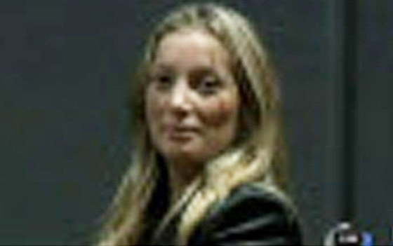 شقراء برلسكوني تثير التساؤلات في إجتماعات العشرين!!  صورة رقم 2