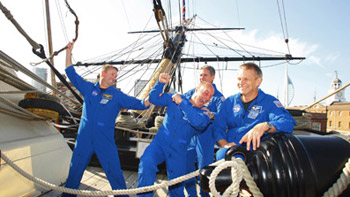 ناسا: لا مكان للرومانسية في الفضاء.. انتم زملاء!! صورة رقم 1