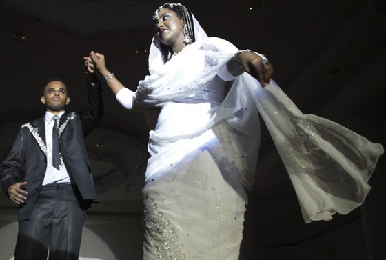 الشرطة السودانية تعتقل عارضي الأزياء بتهمة وضع المكياج!  صورة رقم 4