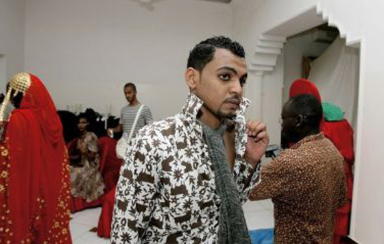 الشرطة السودانية تعتقل عارضي الأزياء بتهمة وضع المكياج!  صورة رقم 10