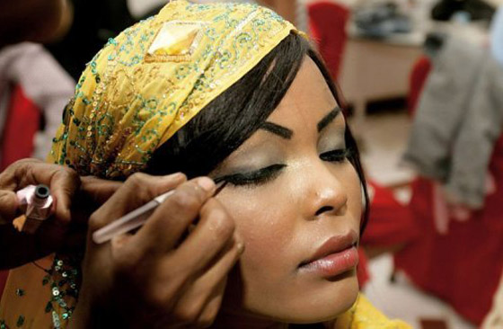 الشرطة السودانية تعتقل عارضي الأزياء بتهمة وضع المكياج!  صورة رقم 6