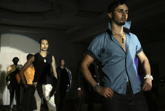 الشرطة السودانية تعتقل عارضي الأزياء بتهمة وضع المكياج!  صورة رقم 5