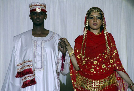 الشرطة السودانية تعتقل عارضي الأزياء بتهمة وضع المكياج!  صورة رقم 14