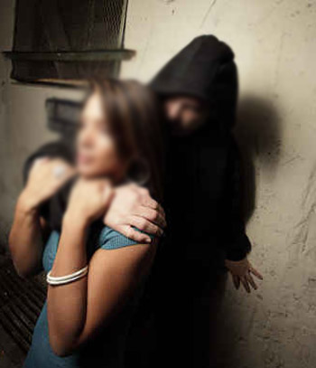 مشعوذ يعالج مرض الفتاة النفسي بخنقها!! صورة رقم 1