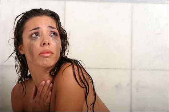 اراد ان يخلصها من الارواح الشريرة.. فمارس معها النوع! صورة رقم 1