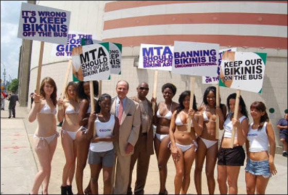  يتظاهرن بالبكيني ضد إزالة إعلان للفودكا مسيء لليهود  صورة رقم 2