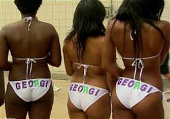  يتظاهرن بالبكيني ضد إزالة إعلان للفودكا مسيء لليهود  صورة رقم 4