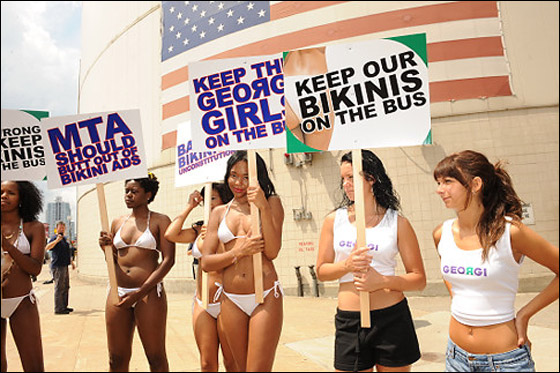  يتظاهرن بالبكيني ضد إزالة إعلان للفودكا مسيء لليهود  صورة رقم 3