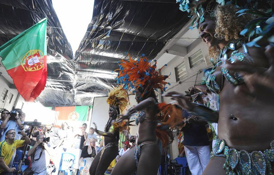 برلسكوني يقيم حفلاً مع 6 راقصات برازيليات في جناح فندقه!! صورة رقم 3 برلسكوني يقيم حفلاً مع 6 راقصات برازيليات في جناح فندقه!! صورة رقم 3