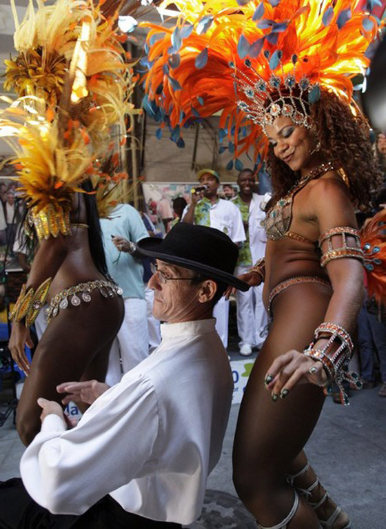 برلسكوني يقيم حفلاً مع 6 راقصات برازيليات في جناح فندقه!! صورة رقم 2 برلسكوني يقيم حفلاً مع 6 راقصات برازيليات في جناح فندقه!! صورة رقم 2