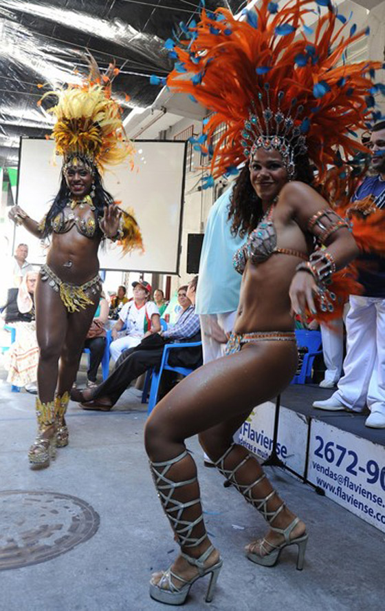 برلسكوني يقيم حفلاً مع 6 راقصات برازيليات في جناح فندقه!! صورة رقم 5 برلسكوني يقيم حفلاً مع 6 راقصات برازيليات في جناح فندقه!! صورة رقم 5