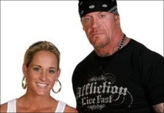 تزوجت بطل المصارعة رغم وجود اسم زوجته السابقة على عنقه! صورة رقم 3 تزوجت بطل المصارعة رغم وجود اسم زوجته السابقة على عنقه! صورة رقم 3