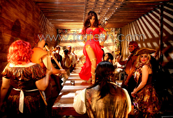 نيللي مقدسي قرصان في البحر في 