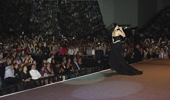 جمهور من مختلف النوعيات في حفل هيفا وهبي في دبي        صورة رقم 3