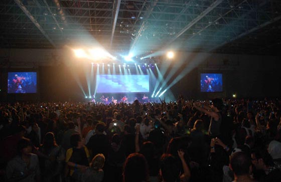 جمهور من مختلف النوعيات في حفل هيفا وهبي في دبي        صورة رقم 1