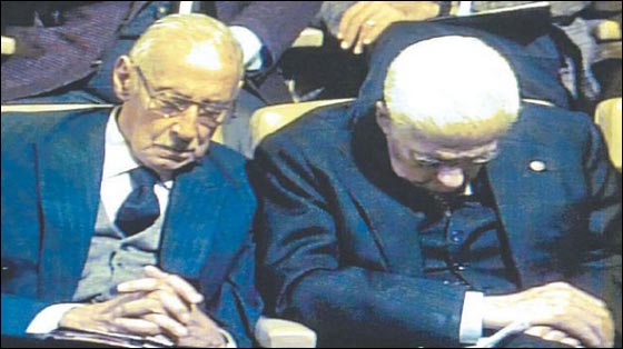 خلال محاكمته.. الديكتاتور الأرجنتيني فيديلا ينام!!!  صورة رقم 2