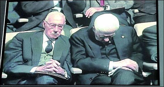 خلال محاكمته.. الديكتاتور الأرجنتيني فيديلا ينام!!!  صورة رقم 1