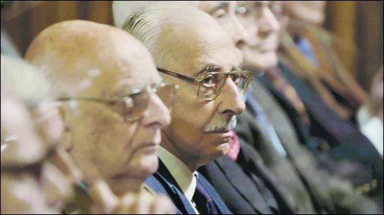 خلال محاكمته.. الديكتاتور الأرجنتيني فيديلا ينام!!!  صورة رقم 5