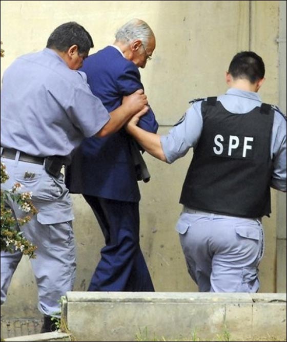 خلال محاكمته.. الديكتاتور الأرجنتيني فيديلا ينام!!!  صورة رقم 4