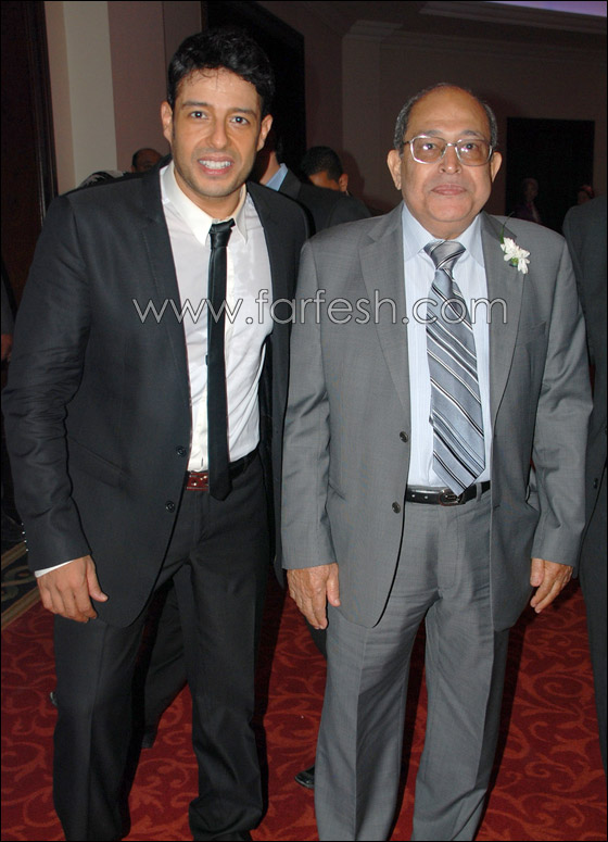 حماقي يهدي ابن خاله رقصه في يوم زفافه   صورة رقم 6