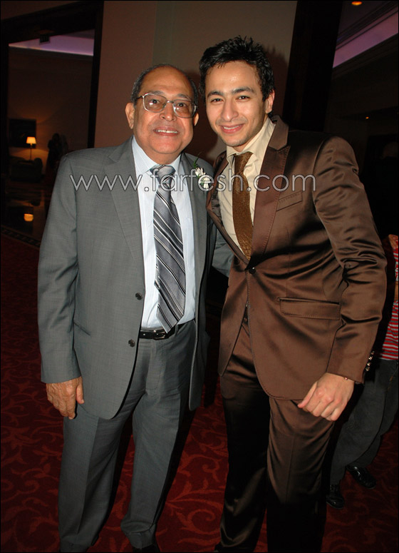 حماقي يهدي ابن خاله رقصه في يوم زفافه   صورة رقم 9