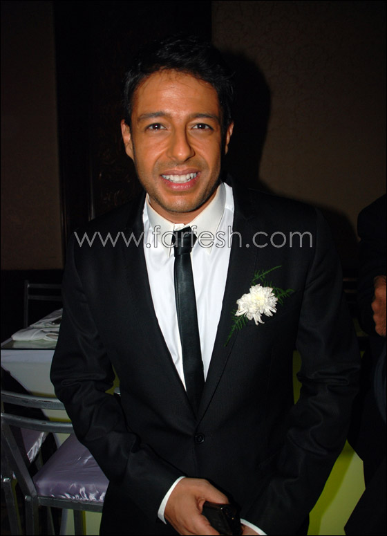 حماقي يهدي ابن خاله رقصه في يوم زفافه   صورة رقم 10