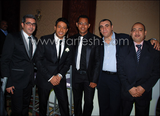 حماقي يهدي ابن خاله رقصه في يوم زفافه   صورة رقم 11