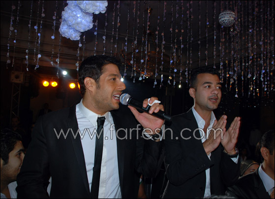 حماقي يهدي ابن خاله رقصه في يوم زفافه   صورة رقم 13