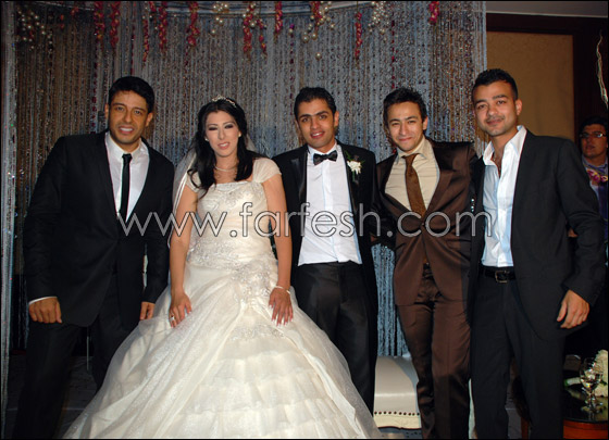 حماقي يهدي ابن خاله رقصه في يوم زفافه   صورة رقم 16