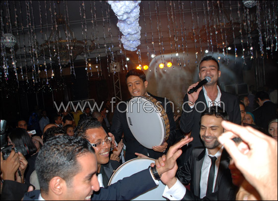 حماقي يهدي ابن خاله رقصه في يوم زفافه   صورة رقم 17