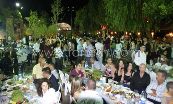 دومينيك تصل إلى حفل حاصبيا بسيارة مارسيدس تحمل اسمها        صورة رقم 3