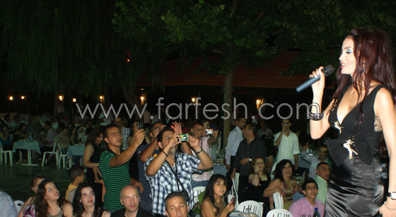 دومينيك تصل إلى حفل حاصبيا بسيارة مارسيدس تحمل اسمها        صورة رقم 11