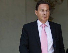 لا مصافحة للنساء.. لا جنسية فرنسية! صورة رقم 1 لا مصافحة للنساء.. لا جنسية فرنسية! صورة رقم 1