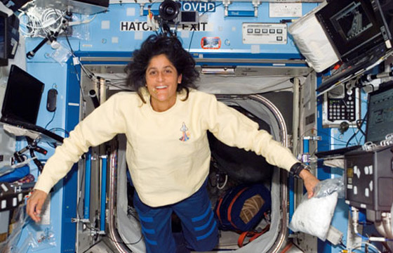 رائدة فضاء هندية ستقوم برحلة الى الفضاء في 2012! صورة رقم 4 رائدة فضاء هندية ستقوم برحلة الى الفضاء في 2012! صورة رقم 4