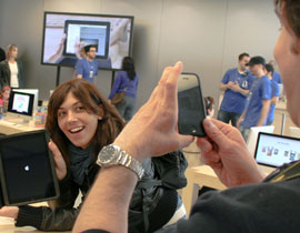 زيادة في الطلب على الاجهزة التكنولوجية رغم الازمة الاقتصادية صورة رقم 1 زيادة في الطلب على الاجهزة التكنولوجية رغم الازمة الاقتصادية صورة رقم 1