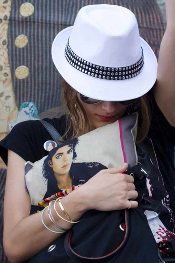 مجموعة من المخربين شوهت قبر ملك البوب مايكل جاكسون صورة رقم 6 مجموعة من المخربين شوهت قبر ملك البوب مايكل جاكسون صورة رقم 6