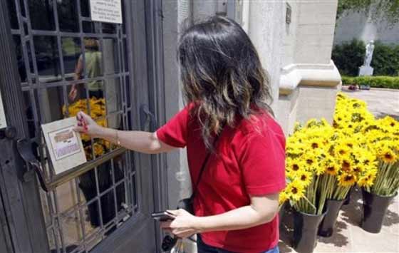 مجموعة من المخربين شوهت قبر ملك البوب مايكل جاكسون صورة رقم 3 مجموعة من المخربين شوهت قبر ملك البوب مايكل جاكسون صورة رقم 3