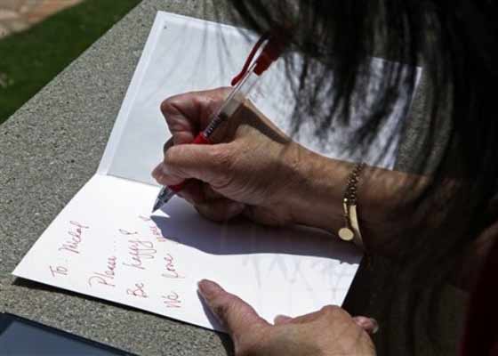 مجموعة من المخربين شوهت قبر ملك البوب مايكل جاكسون صورة رقم 5 مجموعة من المخربين شوهت قبر ملك البوب مايكل جاكسون صورة رقم 5