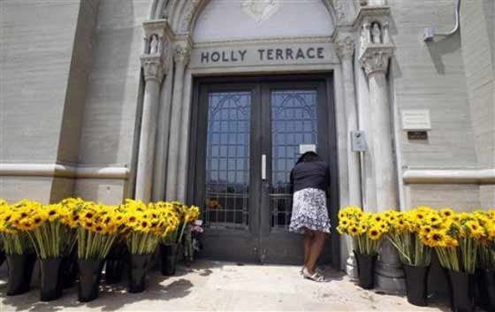 مجموعة من المخربين شوهت قبر ملك البوب مايكل جاكسون صورة رقم 2 مجموعة من المخربين شوهت قبر ملك البوب مايكل جاكسون صورة رقم 2