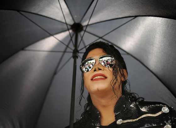 مجموعة من المخربين شوهت قبر ملك البوب مايكل جاكسون صورة رقم 8 مجموعة من المخربين شوهت قبر ملك البوب مايكل جاكسون صورة رقم 8