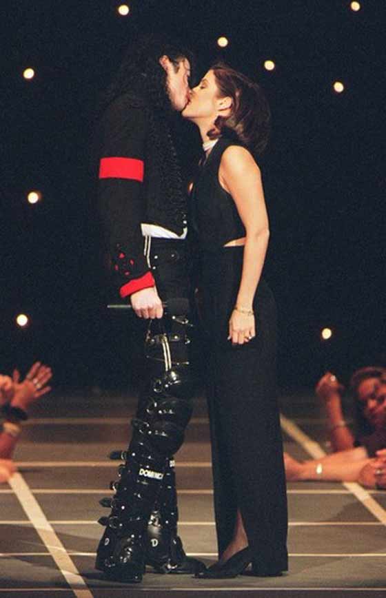 مجموعة من المخربين شوهت قبر ملك البوب مايكل جاكسون صورة رقم 9 مجموعة من المخربين شوهت قبر ملك البوب مايكل جاكسون صورة رقم 9