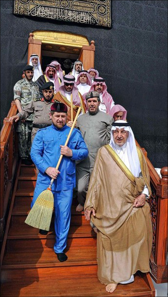 في مكة.. الرئيس الشيشاني يحمل مكنسة خشبية ويتحول لعامل نظافة! صورة رقم 3