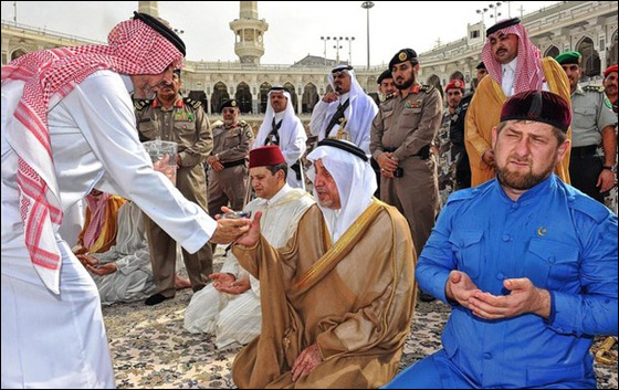 في مكة.. الرئيس الشيشاني يحمل مكنسة خشبية ويتحول لعامل نظافة! صورة رقم 5