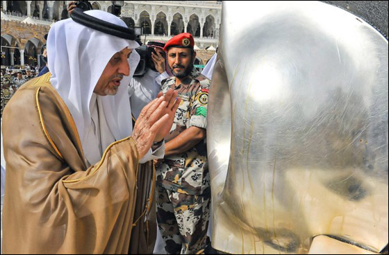 في مكة.. الرئيس الشيشاني يحمل مكنسة خشبية ويتحول لعامل نظافة! صورة رقم 6