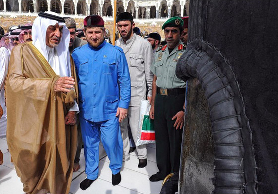 في مكة.. الرئيس الشيشاني يحمل مكنسة خشبية ويتحول لعامل نظافة! صورة رقم 4