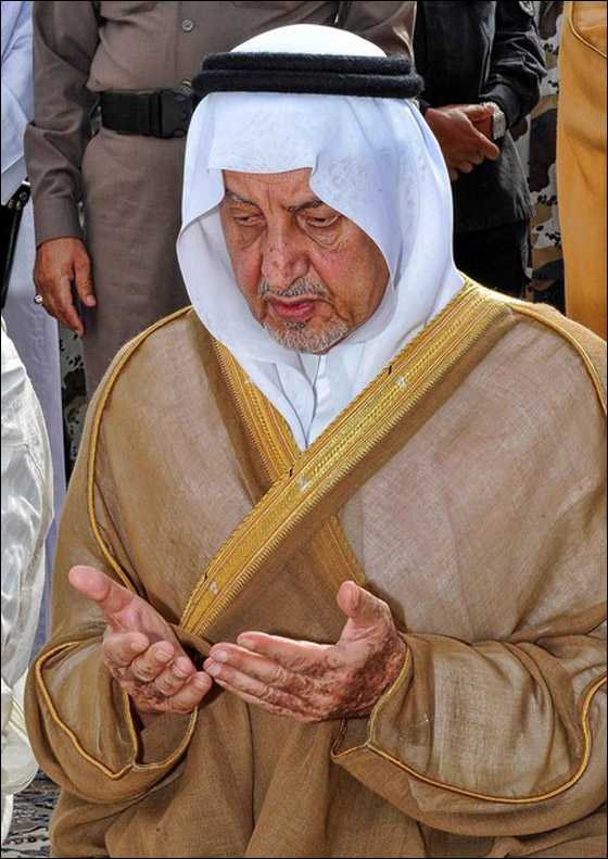 في مكة.. الرئيس الشيشاني يحمل مكنسة خشبية ويتحول لعامل نظافة! صورة رقم 7