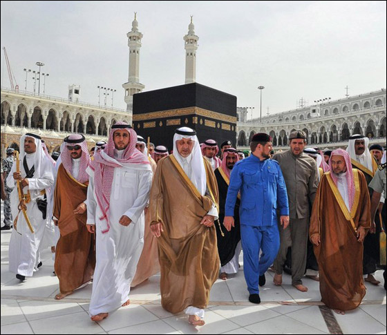 في مكة.. الرئيس الشيشاني يحمل مكنسة خشبية ويتحول لعامل نظافة! صورة رقم 2