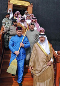 في مكة.. الرئيس الشيشاني يحمل مكنسة خشبية ويتحول لعامل نظافة! صورة رقم 1